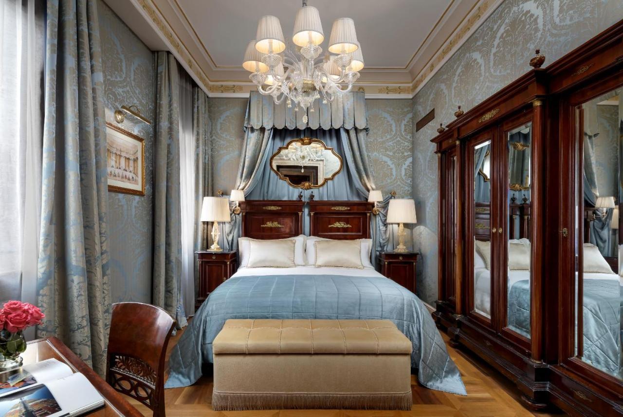 Hotel Danieli, Venice Veneza Exterior foto A bedroom at the Mandarin Oriental, Milan